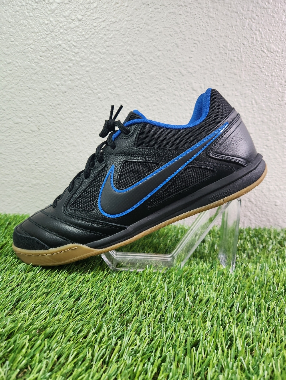 Mens Nike Gato athletic shoe  sz.13 Brand NEW!!